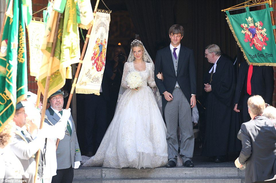 История красавицы и принца закончилась романтичной свадьбой! Но что омрачило брачное торжество? | 1