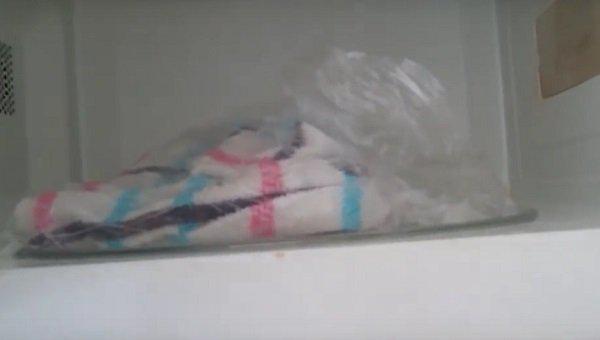 Как вернуть кухонным полотенцам белизну при помощи микроволновки? | 3
