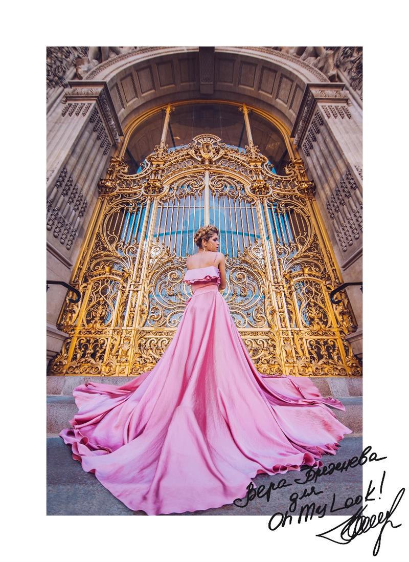 Вера Брежнева на сказочной фотосессии в Париже примерила несколько роскошных платьев | 11