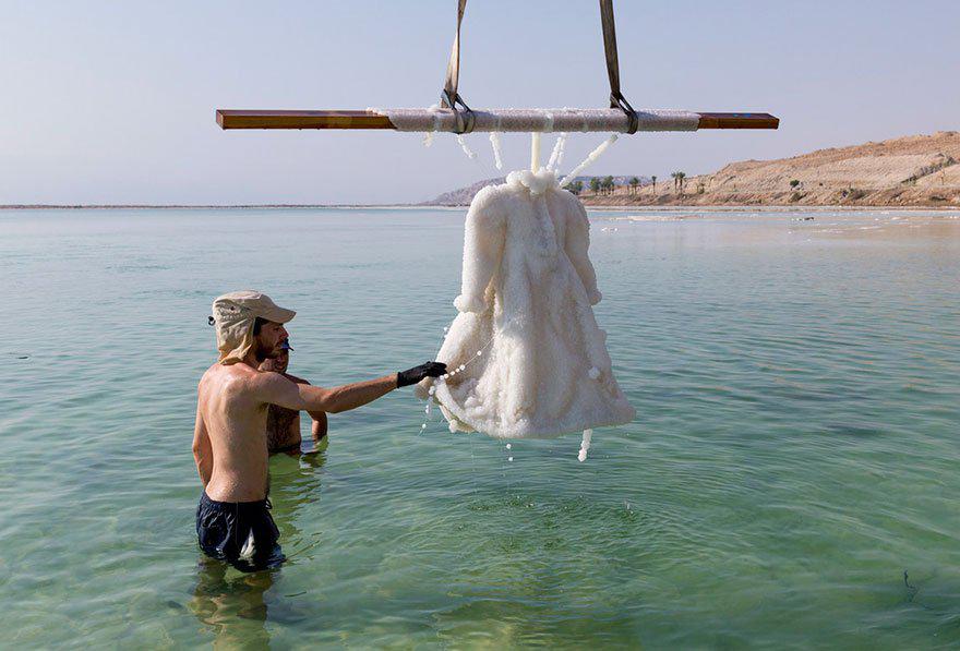 Девушка оставила платье в Мертвом море на два года... Зачем она это сделала? | 6