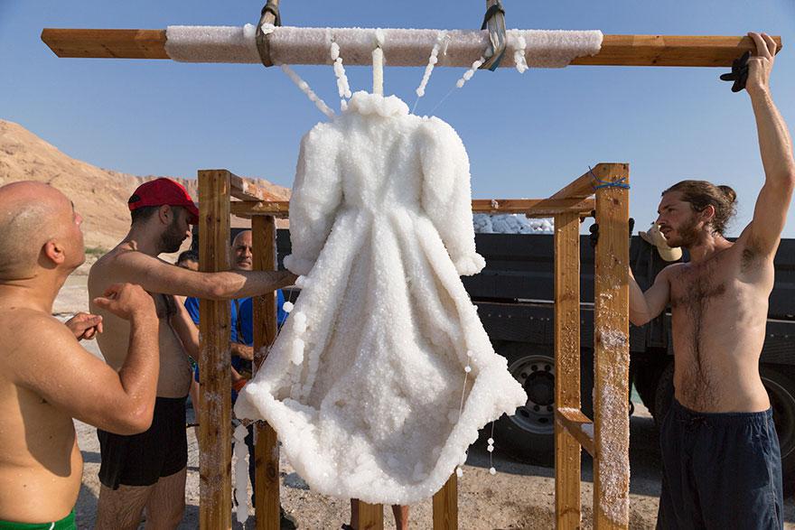 Девушка оставила платье в Мертвом море на два года... Зачем она это сделала? | 7