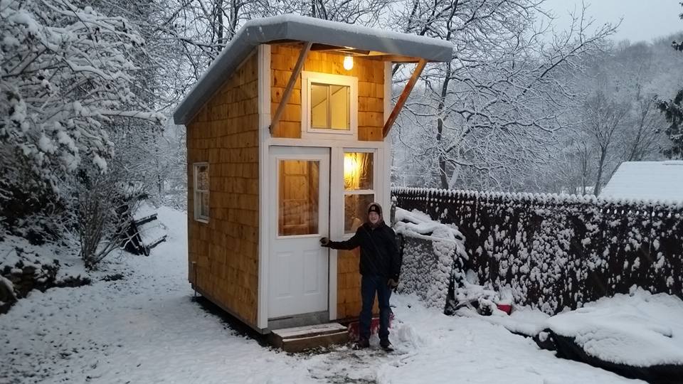 Подросток построил на заднем дворе собственный домик — это просто нереально! | 1