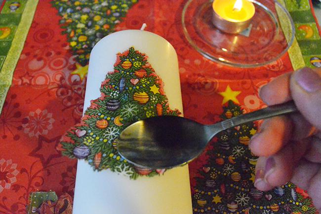 Невероятно красивый новогодний сувенир из обычной свечи и салфетки — попробуйте повторить! | 5