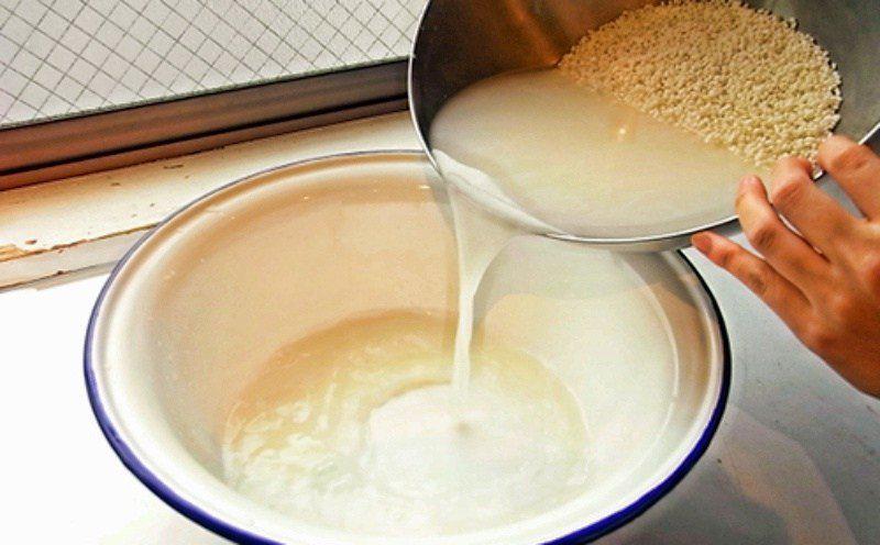 После варки не сливать: 5 полезных свойств рисовой воды для здоровья | 1
