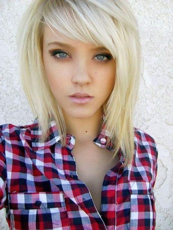 Блондинка с косой челкой