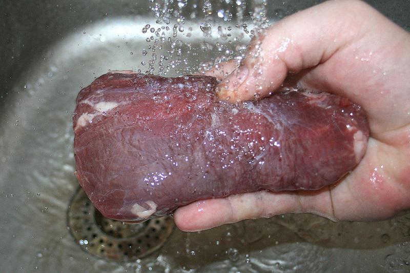 Почему нельзя мыть мясо перед приготовлением 01