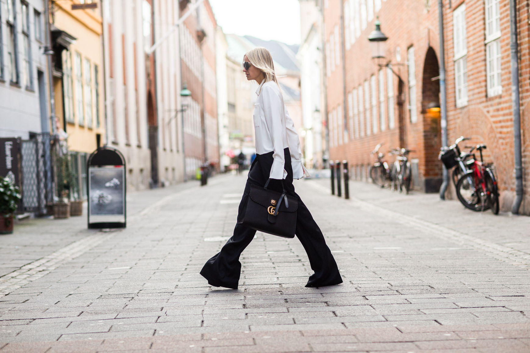 8 стильных образов с черными брюками: модные тенденции весны 2018 | 23
