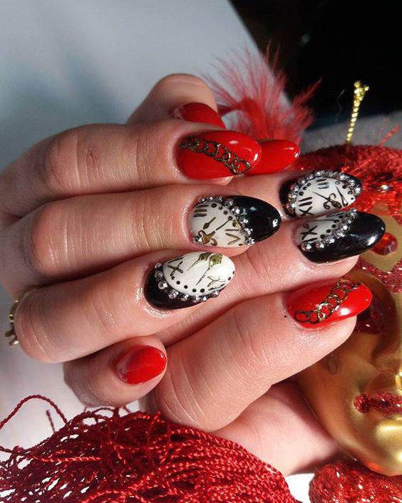 Потрясающие идеи новогоднего маникюра на короткие ногти | 27