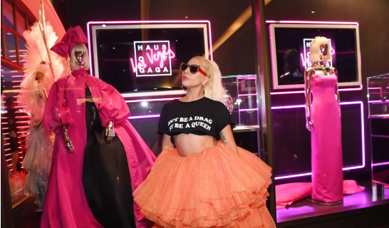Леди Гага открыла свою собственную выставку в юбке из тюля и подростковой футболке - image2