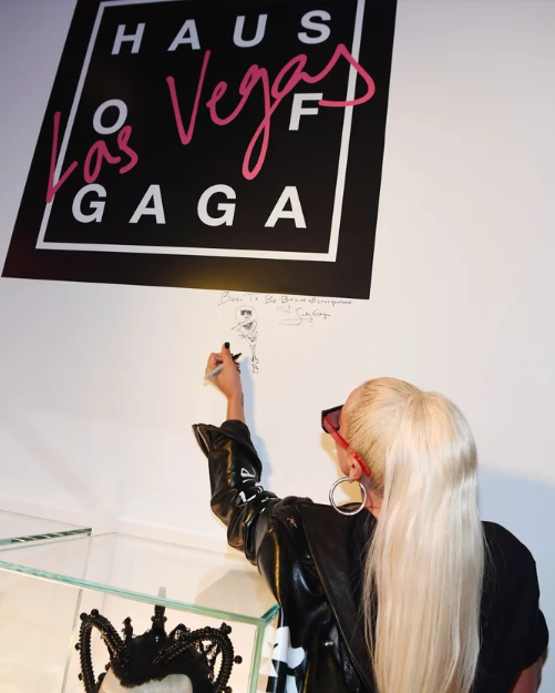 Леди Гага открыла свою собственную выставку в юбке из тюля и подростковой футболке - image4
