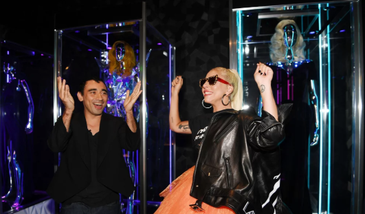 Леди Гага открыла свою собственную выставку в юбке из тюля и подростковой футболке - image6