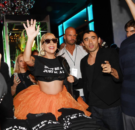 Леди Гага открыла свою собственную выставку в юбке из тюля и подростковой футболке - image7
