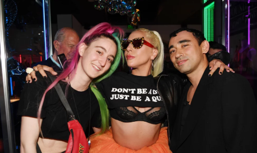 Леди Гага открыла свою собственную выставку в юбке из тюля и подростковой футболке - image8